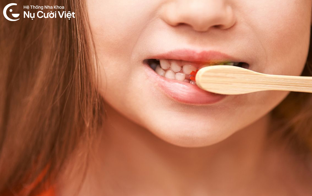 nguyên nhân chảy máu chân răng khi đánh răng do bàn chải