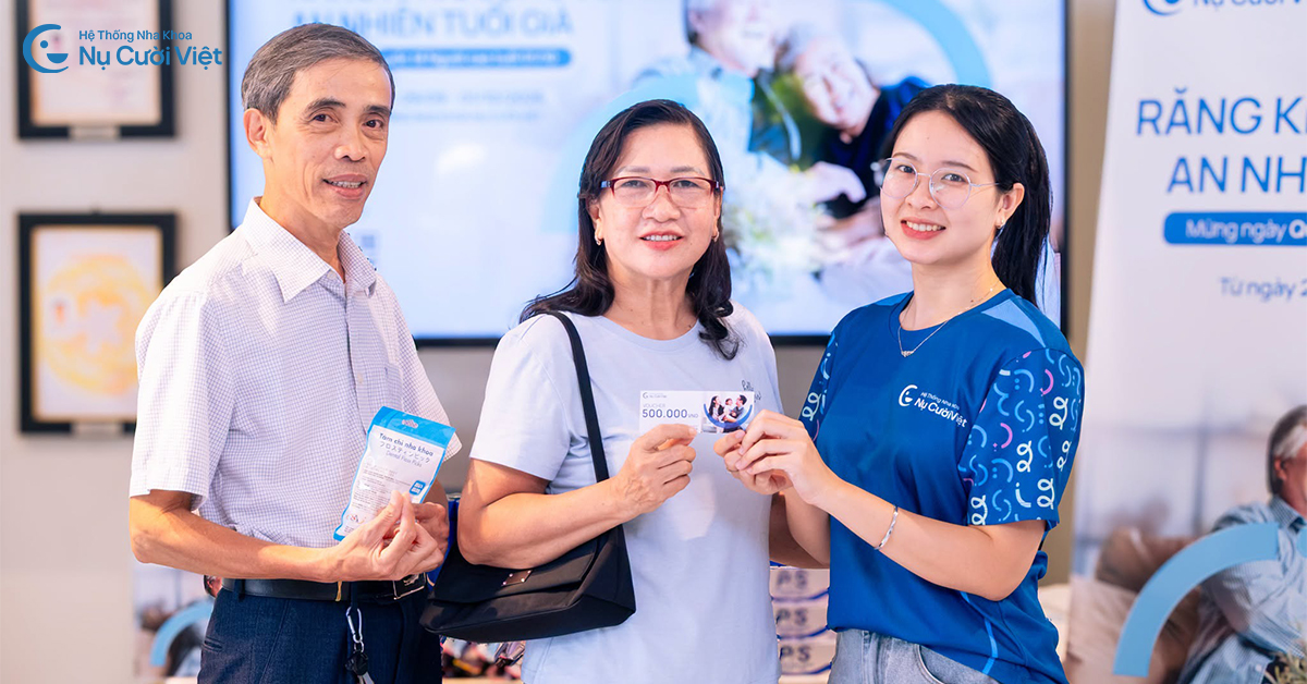nhận quà ngày hội quốc tế người cao tuổi